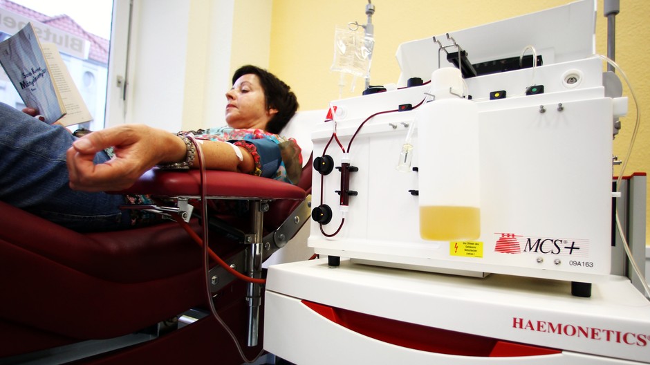 Žena leží na lôžku darovanie krvi