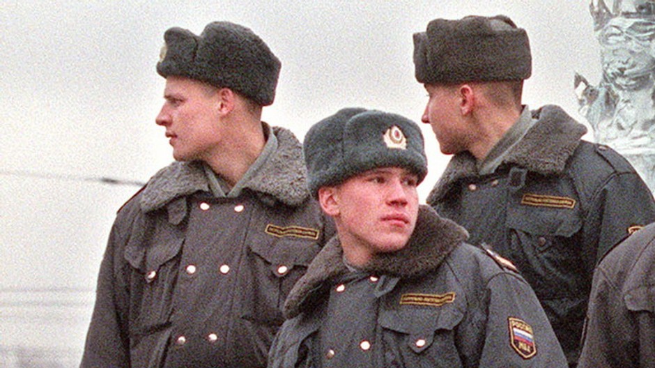 Traja ruskí policajti stoja v zime