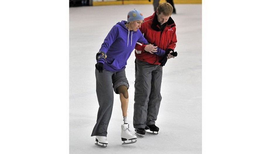 heather mills s umelou nohou korculuje