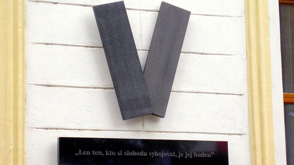 Pamätná tabuľa na bratislavskom Námestí SNP.JPG