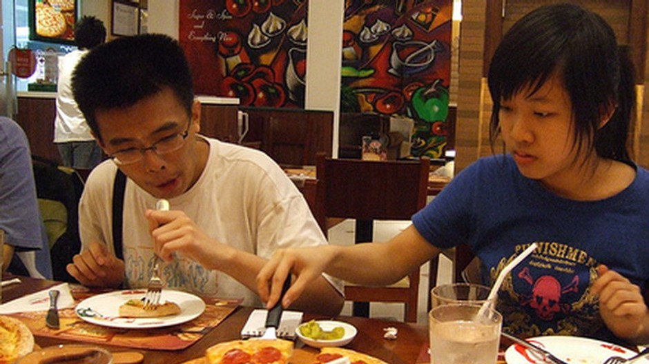 dvaja čínania jedia