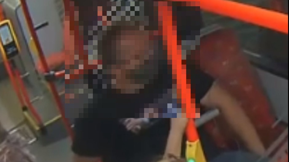 Polícia zistila totožnosť páchateľa.