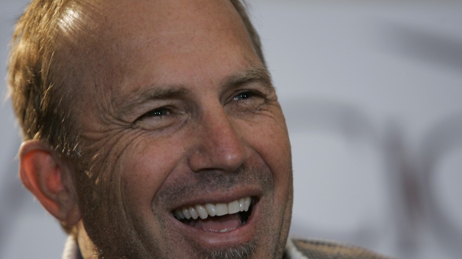 Kevin Costner sa smeje