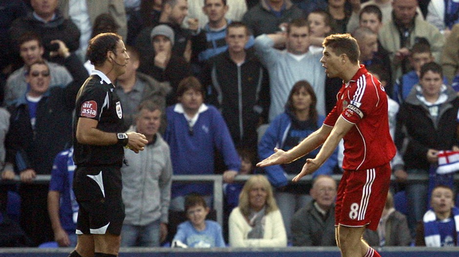 futbal everton liverpool rozhodca mark clattenburg