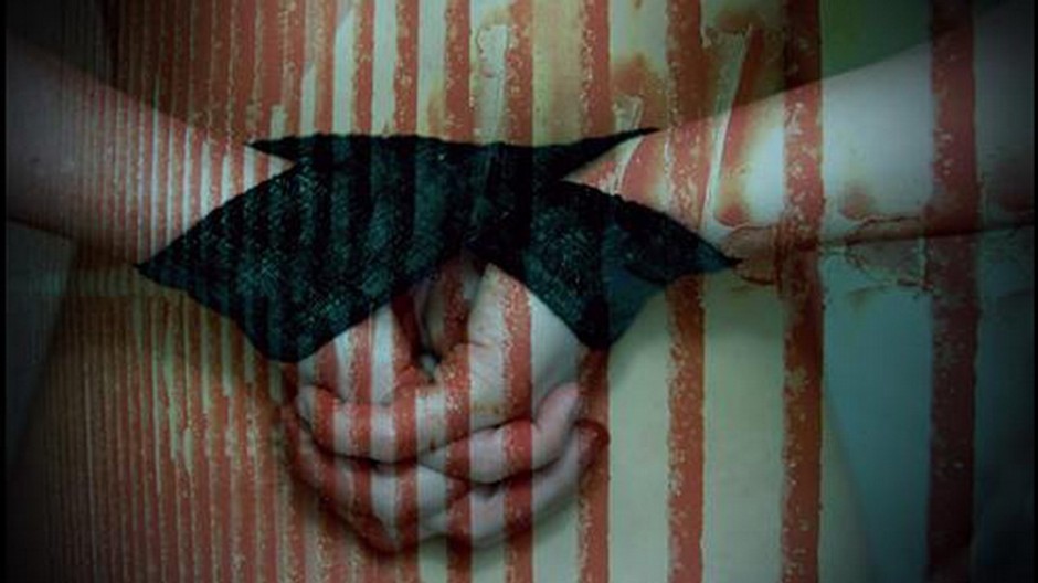 zviazane ruky, nahe, krvave ciary, nasilie