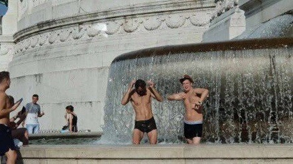 Polícia pátra po turistoch z fontány