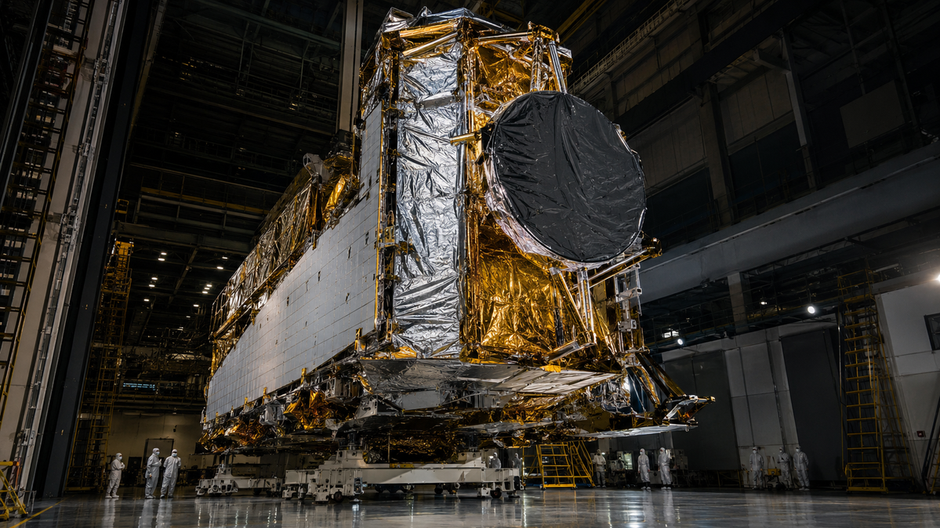 Nancy Grace Roman Space Telescope počas príprav pred štartom z Kennedyho vesmírneho strediska na Floride.