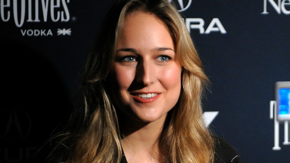 Leelee Sobieski sa usmieva, čierne pozadie
