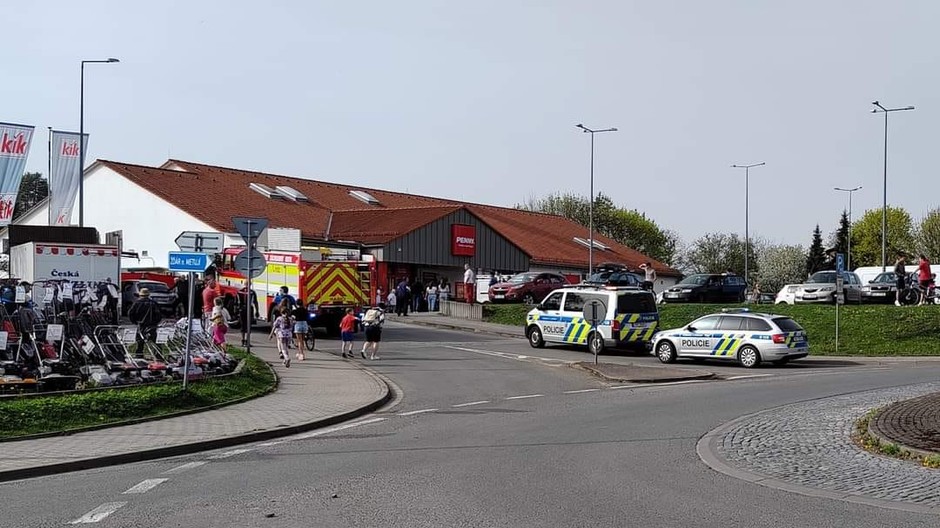 auto vrazilo do ludi pred supermarketom Police nad Metují