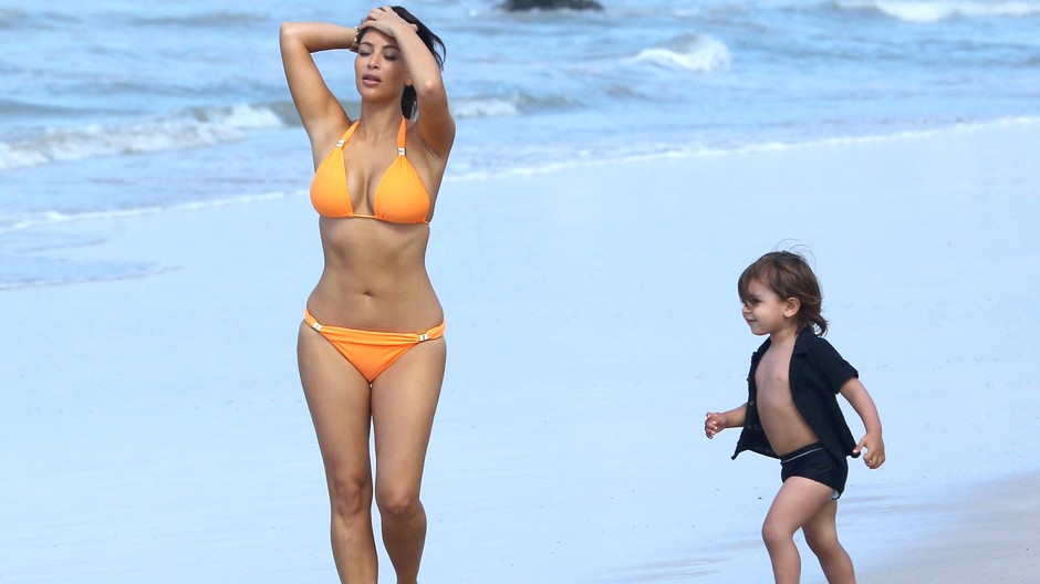 Kim Kardashian herečka modelka celebrita pláž more bikini