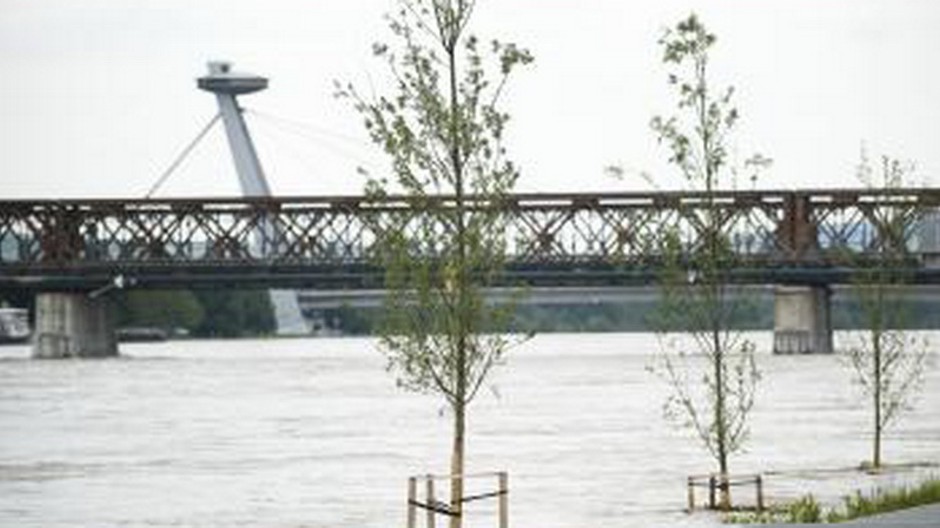 Nový most SNP, rieka Dunaj, vysoká hladina, Bratislava