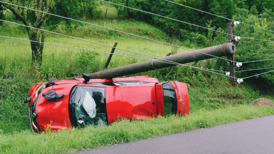 Auto skončilo pod stĺpom