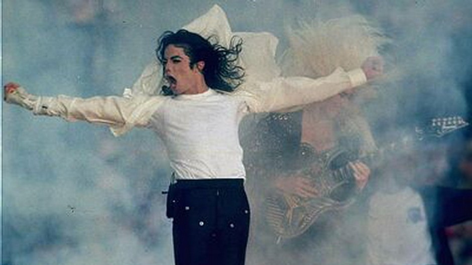 Jacko v bielej košeli, roztiahnuté ruky