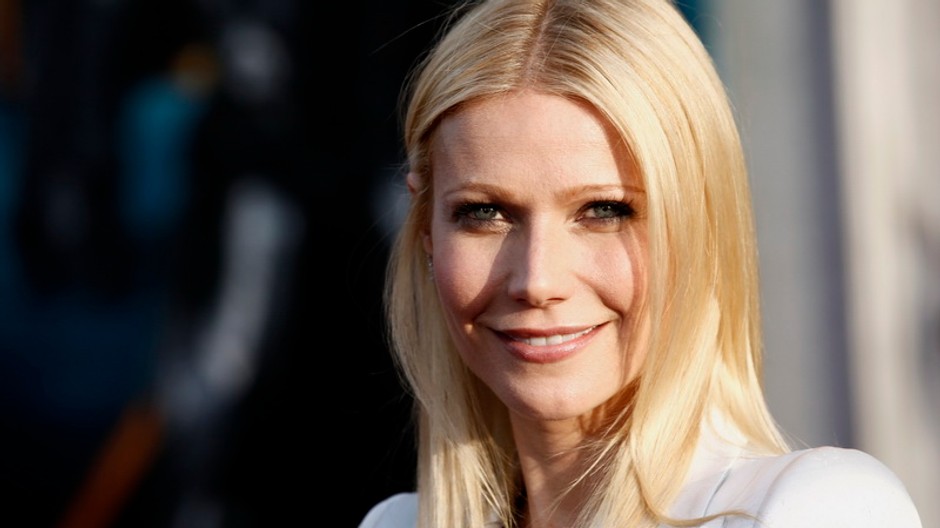 Gwyneth Paltrow, úsmev, detail tváre, hlava, dlhé vlasy