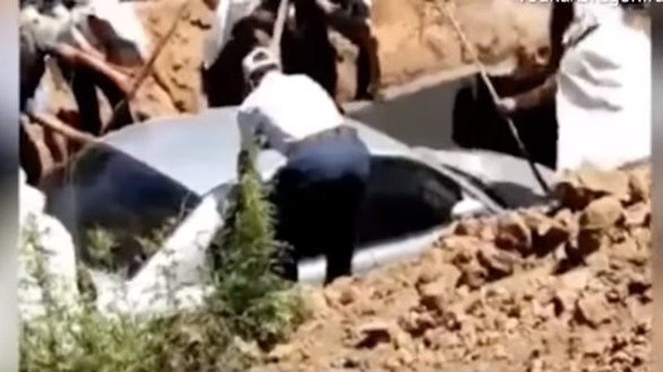 pochovanie muža v aute