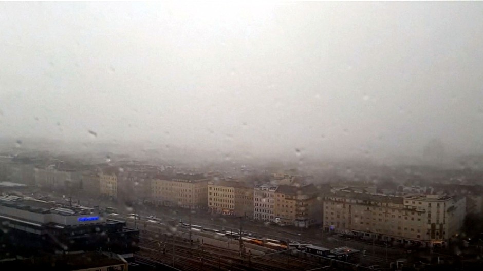 VIDEO: Dážď a prudký vietor. Z Rakúska dorazila na naše územie silná búrka