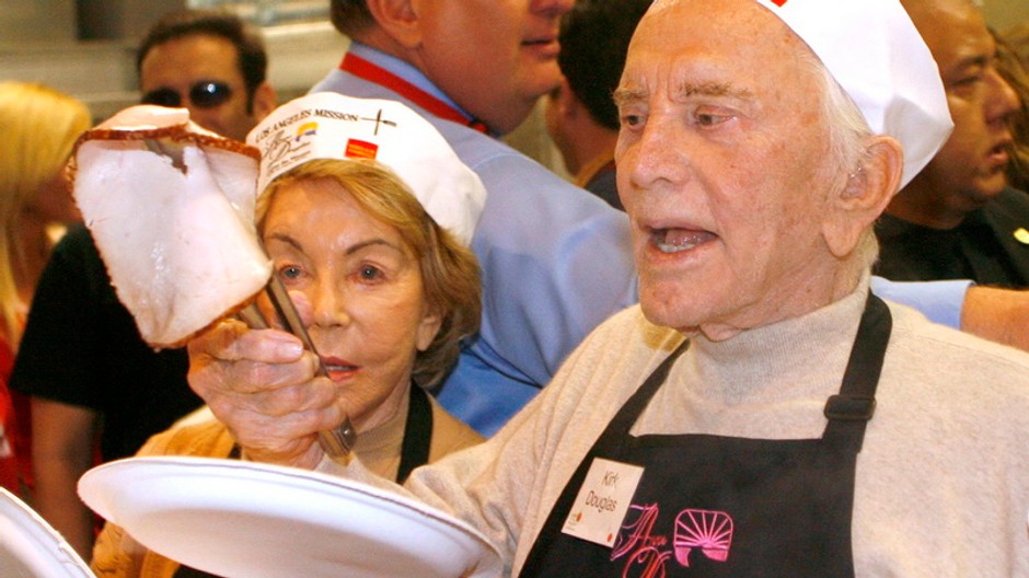 kirk douglas, manzelka, varia, den vdakyvzdania