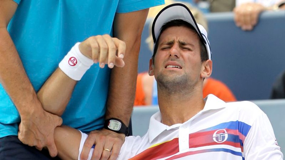 Djokovič so zraneným ramenom
