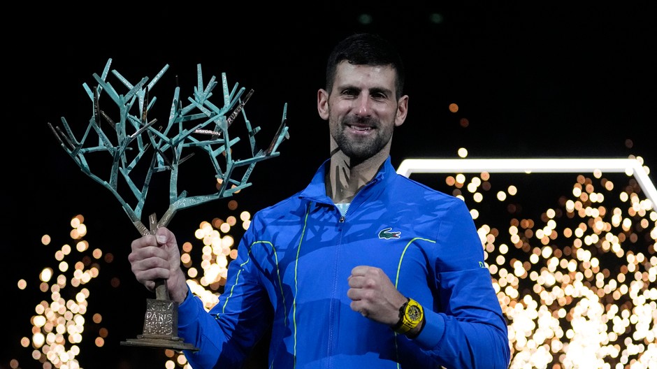 Srbský tenista Novak Djokovič pózuje s trofejou po jeho výhre nad Bulharom Grigorom Dimitrovom vo finále dvojhry na tenisovom turnaji ATP Masters 1000 v Paríži