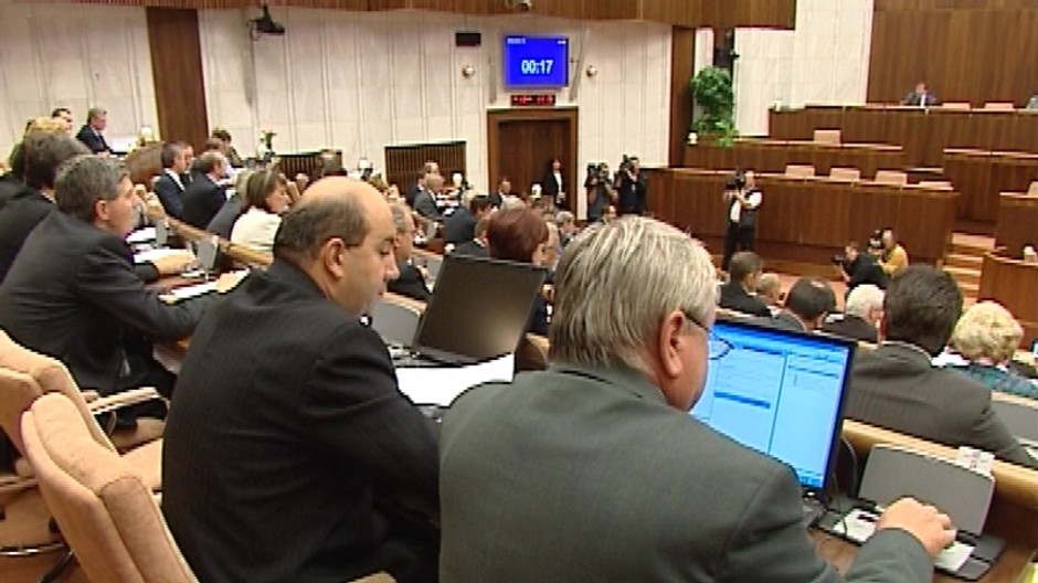 parlament poslanci odzadu notebooky