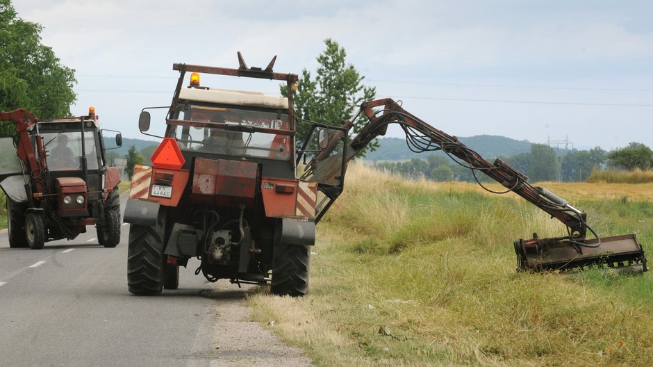 dva traktory, hydraulicke rameno s kosackou, kosacka