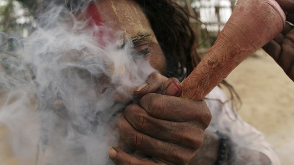 Hind - svätý muž, fajčí počas chladného rána