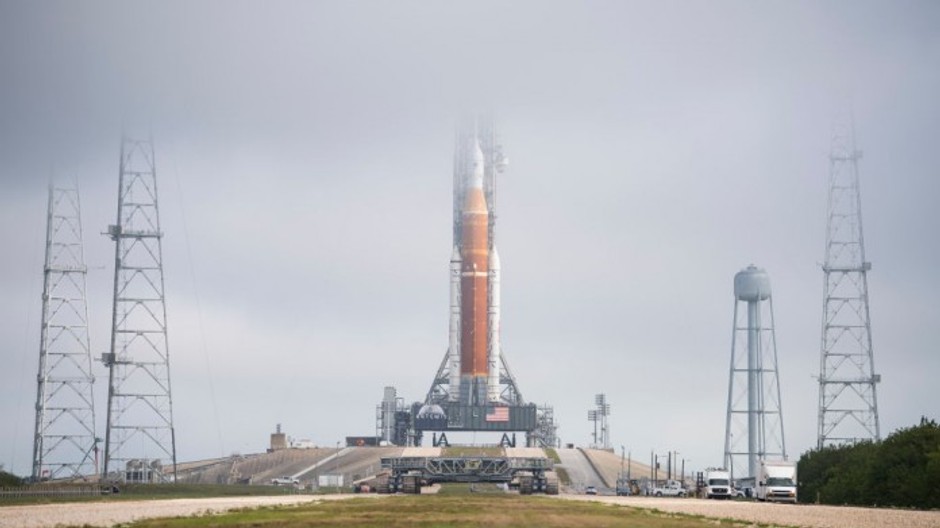 artemis-i-first-rollout