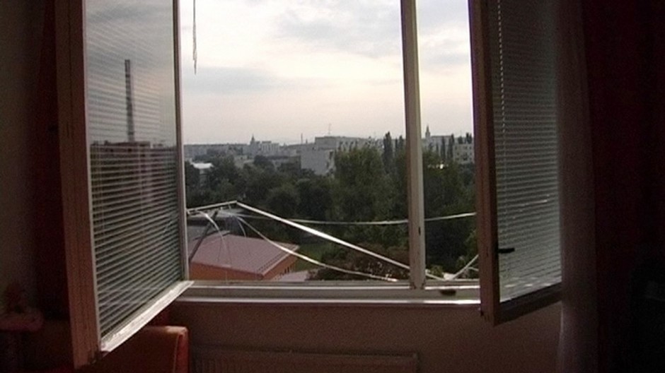 Výhľad, okno, sušiak na bielizeň, šnúry