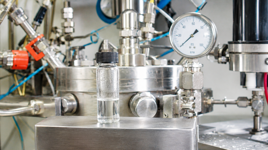 Laboratórna aparatúra a malé množstvo alkoholu vyrobeného zo vzduchu počas experimentu NileRed.