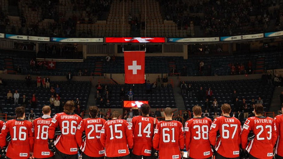 Švajčiari stoja v rade - zozadu