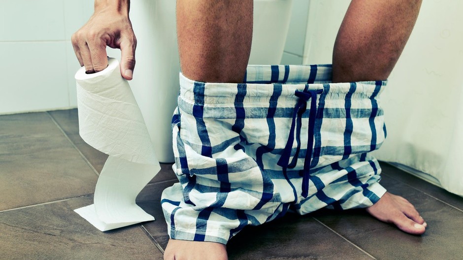Muž, záchod, toaletný papier