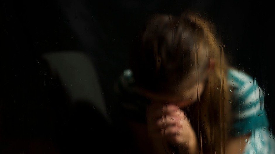 dievča, dážď, smútok, ilustračná snímka