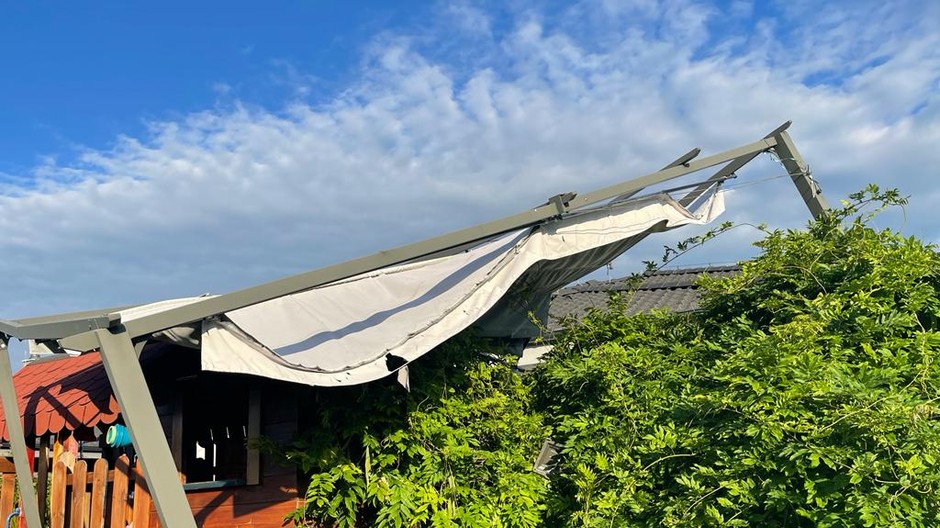 V Chorvátskom Grobe do jedného z domov vietor odfúkol markízu k susedovi