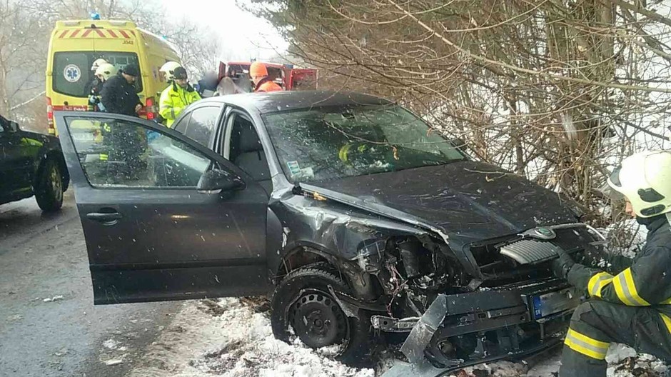 Pri čelnej zrážke sa zranilo aj maloleté dieťa