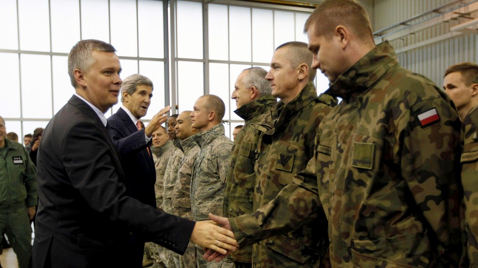 Siemoniak si podáva ruku s poľským vojakom