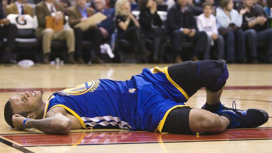 Zranený Monta Ellis v zápase Toronto - Golden State 102:109