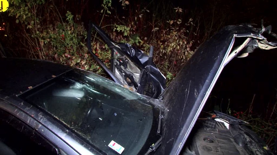 [multi] Vážna autonehoda na R1. Auto sa niekoľkokrát prevrátilo a skončilo na streche mimo cesty 993