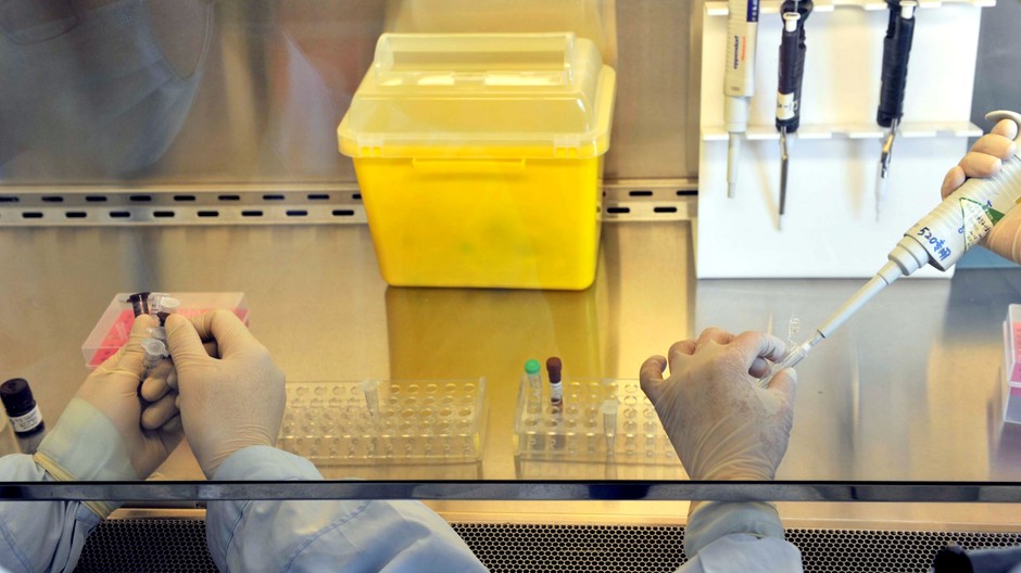 Vedci skúmavky laboratórium