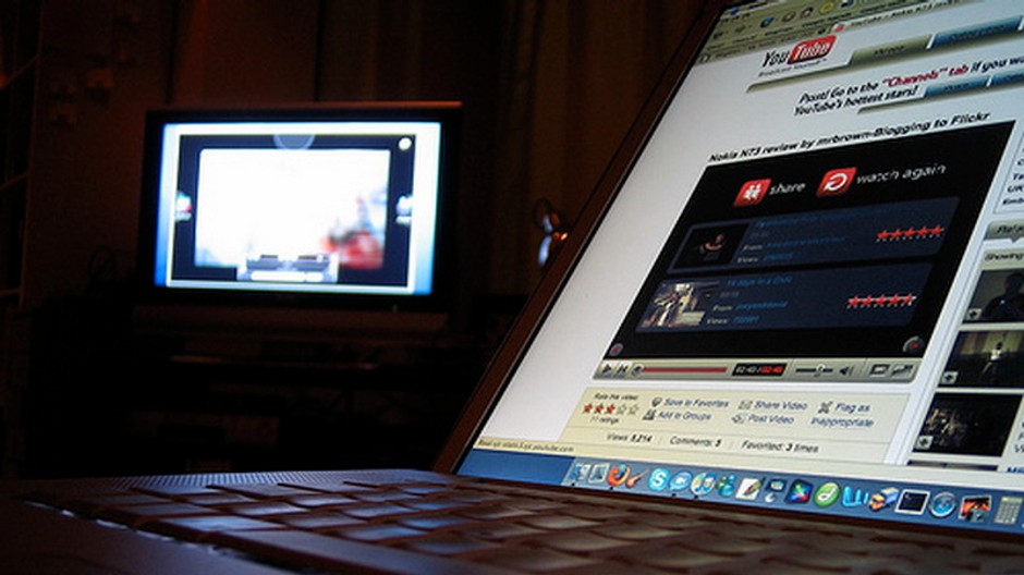 youtube na notebooku, v pozadi obrazovka pocitaca