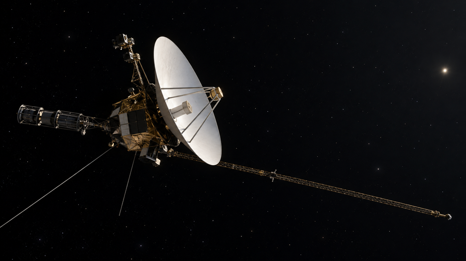 Ilustračné zobrazenie sondy Voyager 1 s veľkou parabolickou anténou v tmavom medzihviezdnom priestore.