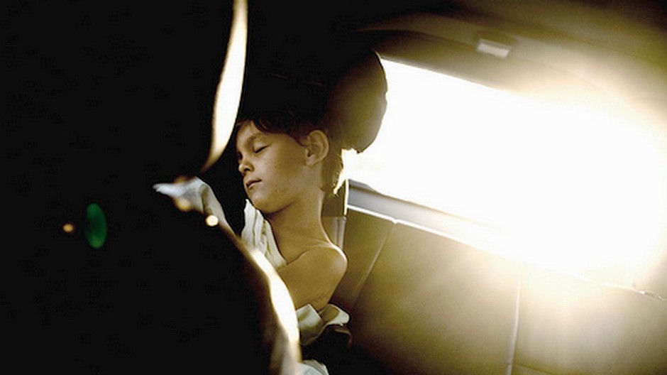 Dieťa v aute, slnko praží cez sklo