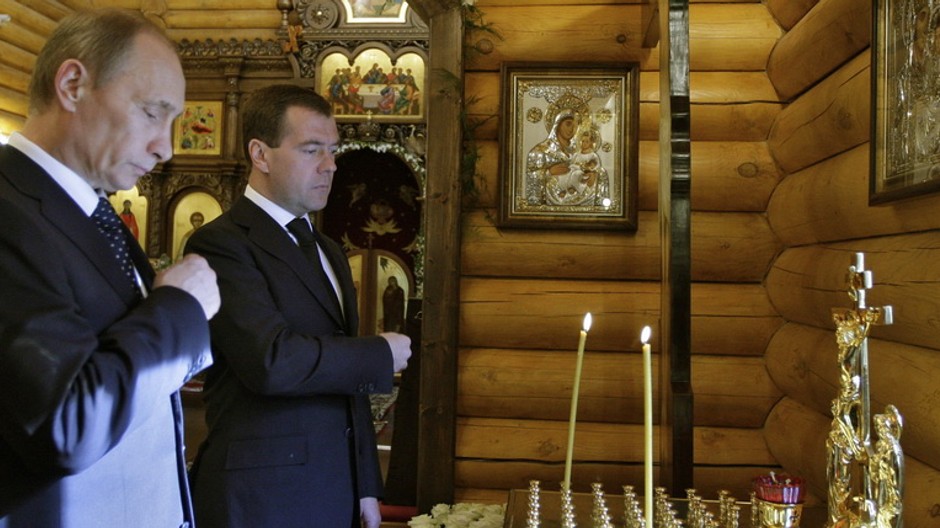 Ruský prezident Dmitrij Medvedev a ruský premiér Vladimir Putin zapálili sviečky za obete nešťastia poľského vládneho lietadla