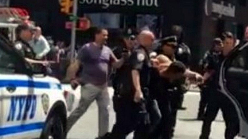 policajt, Times Square, auto do davu