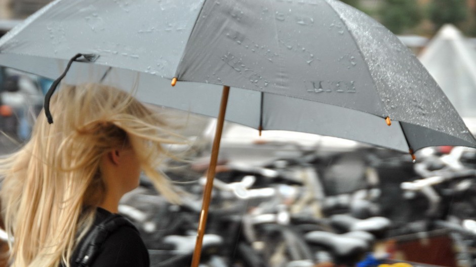 zena blond s dazdnikom zozadu