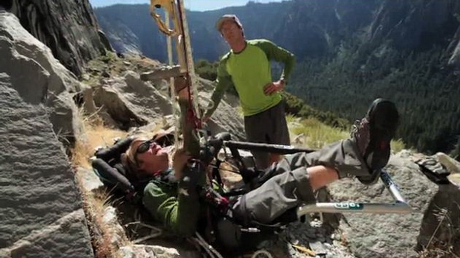 vozickar stephen wampler na specialno voziku, horolezec, skaly