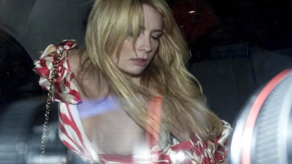 Mischa Barton opitá v aute vytŕča jej prsník