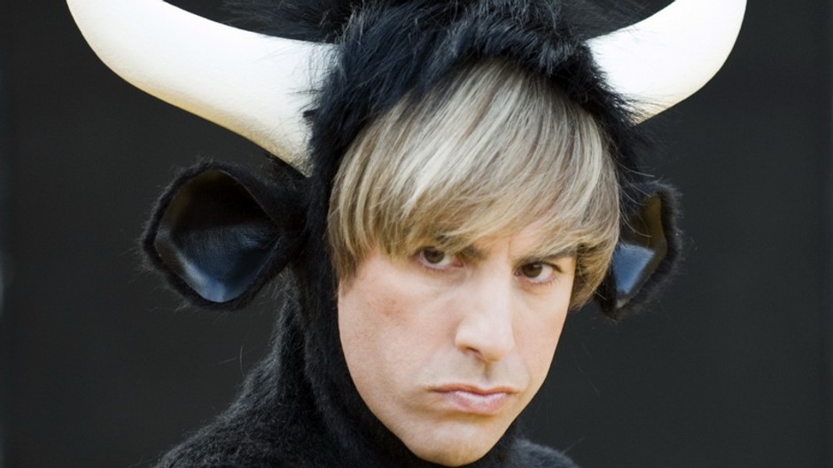 Sacha Baron Cohen, detail tváre, čiapka buvolia, býk