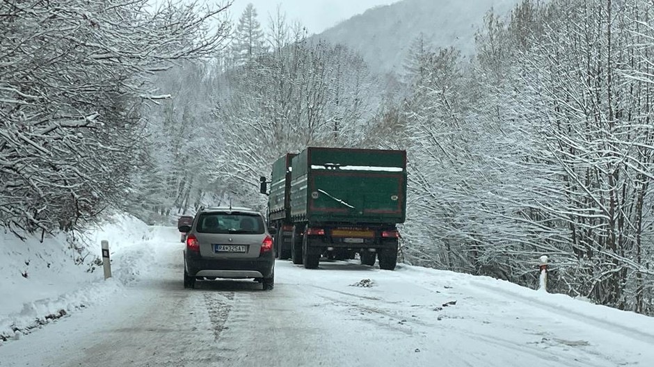 horské sedlo dielik sneh zima cesty (2)