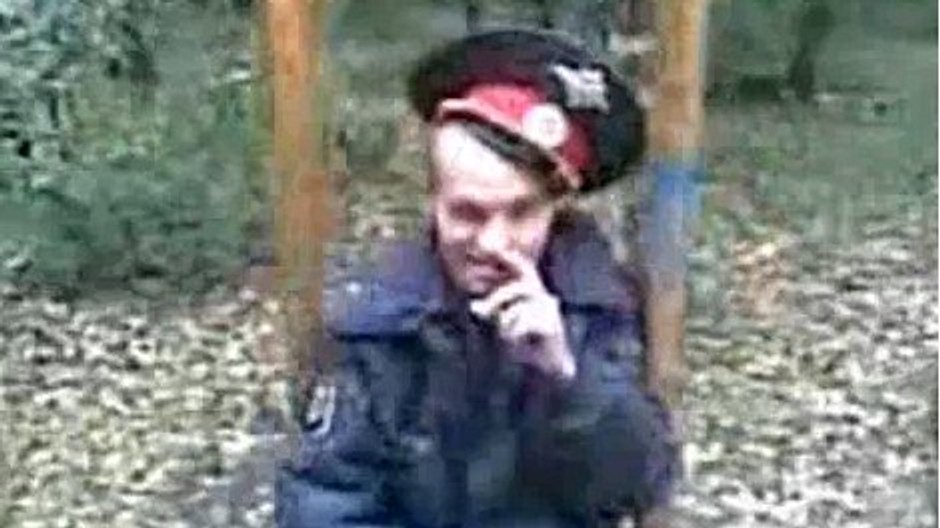 rusky policajt si spara v nose