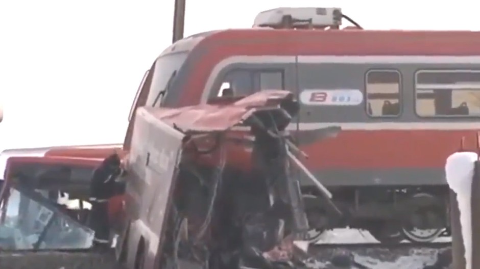 nehoda vlaku so školským autobusom 